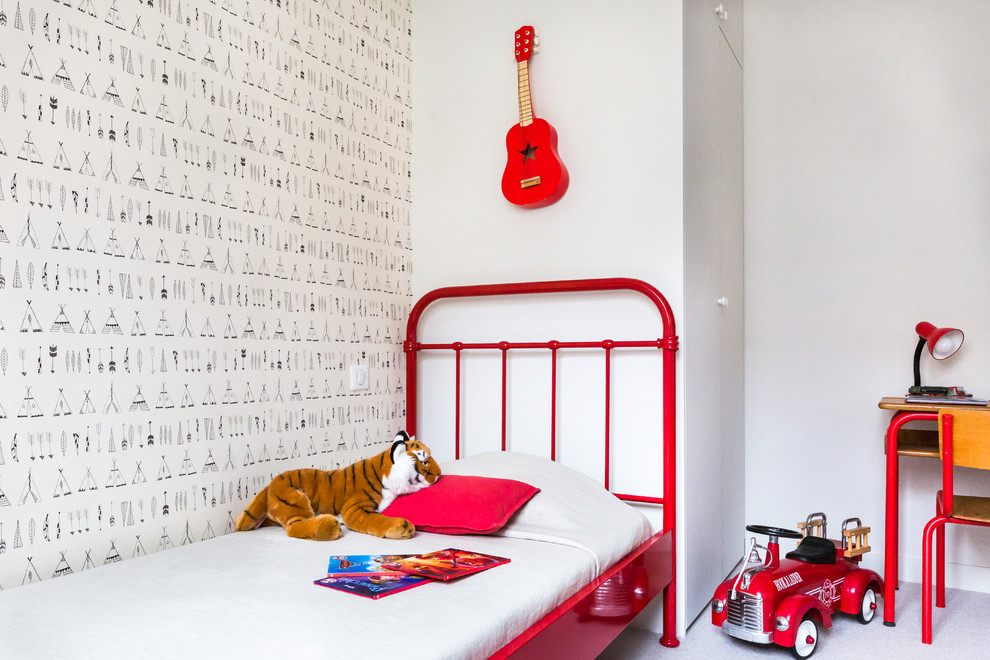 Réalisation d'une petite chambre d'enfant de 4 à 10 ans design avec un mur blanc et un sol gris.