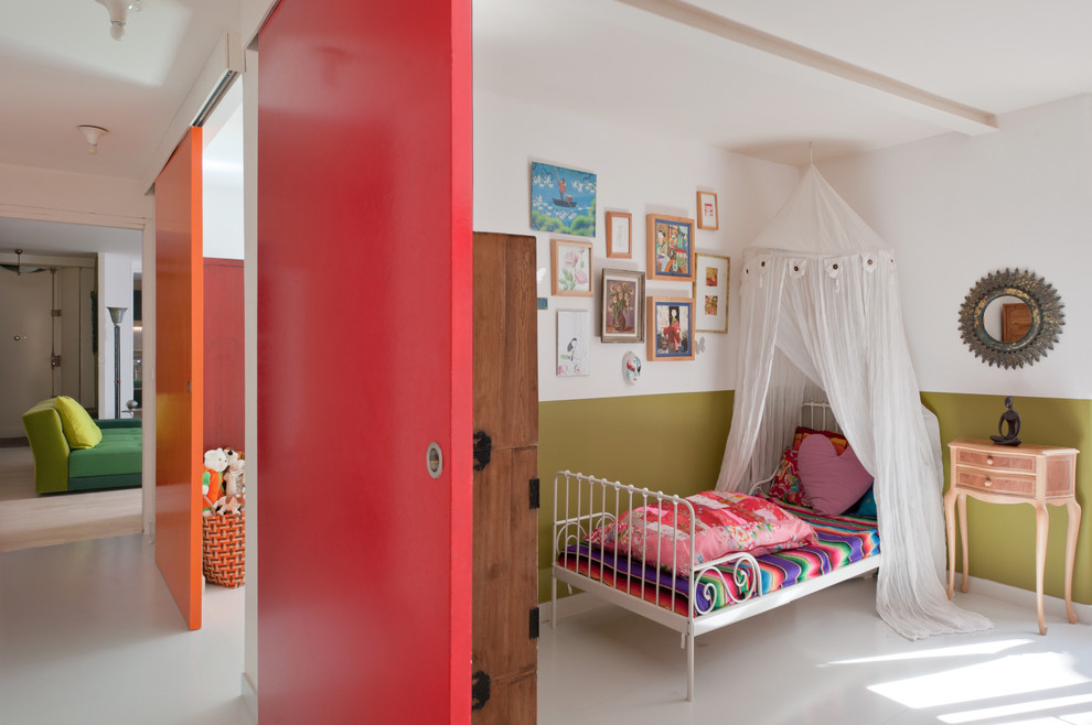 Modelo de dormitorio infantil de 4 a 10 años tropical de tamaño medio con paredes multicolor y suelo de madera pintada