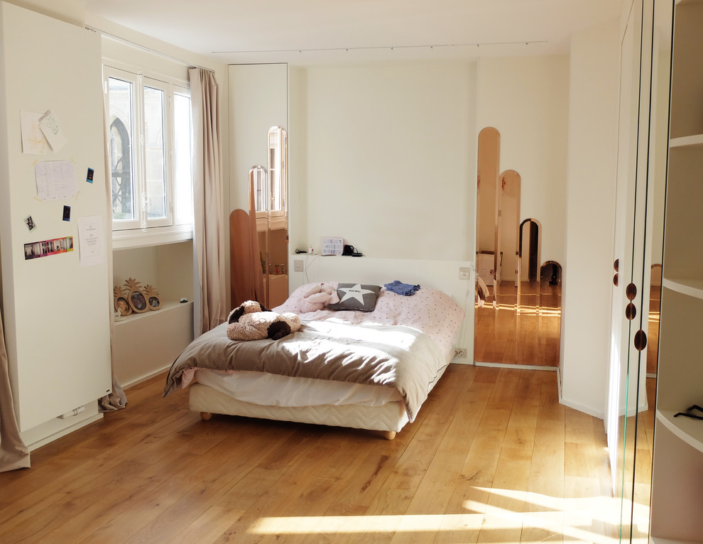Inspiration för stora moderna barnrum kombinerat med sovrum, med vita väggar, ljust trägolv och vitt golv
