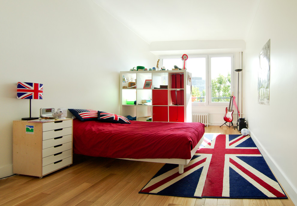 Modern inredning av ett stort könsneutralt tonårsrum kombinerat med sovrum, med vita väggar och mellanmörkt trägolv