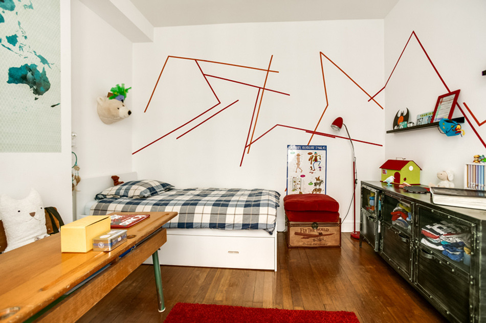 Cette photo montre une chambre d'enfant de 4 à 10 ans éclectique de taille moyenne avec un mur blanc, un sol en bois brun et un sol marron.