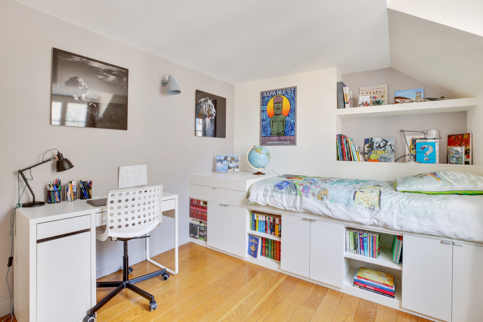 Idée de décoration pour une chambre d'enfant de 4 à 10 ans nordique de taille moyenne avec un mur gris.