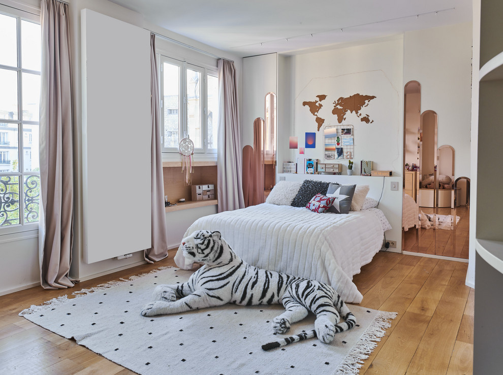 Aménagement d'une chambre d'enfant contemporaine de taille moyenne avec un mur blanc, parquet clair et un sol beige.