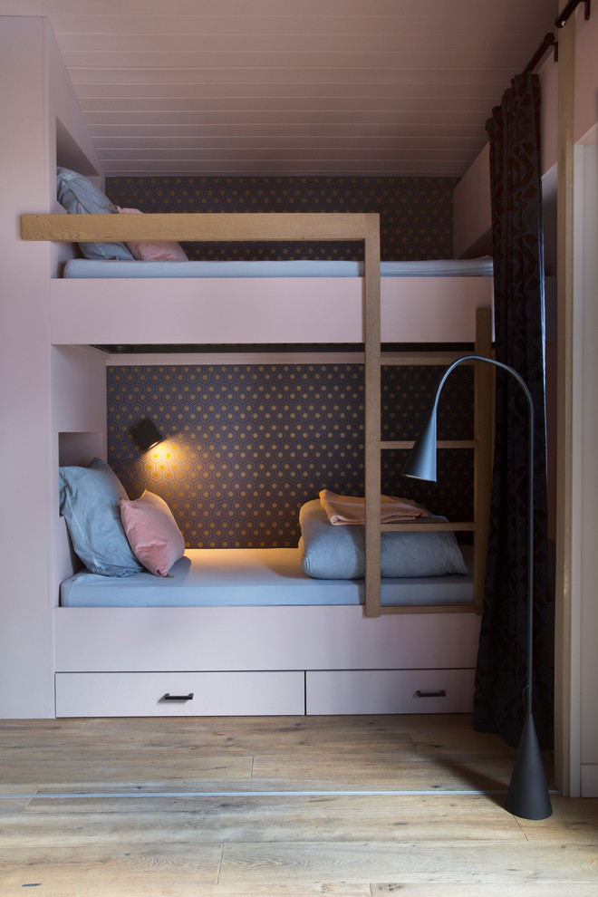 Idées déco pour une chambre d'enfant contemporaine de taille moyenne avec un mur rose, parquet clair, un sol marron et un lit superposé.