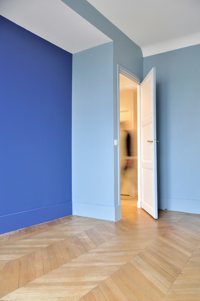 Modernes Jungszimmer mit Schlafplatz, blauer Wandfarbe und hellem Holzboden in Paris