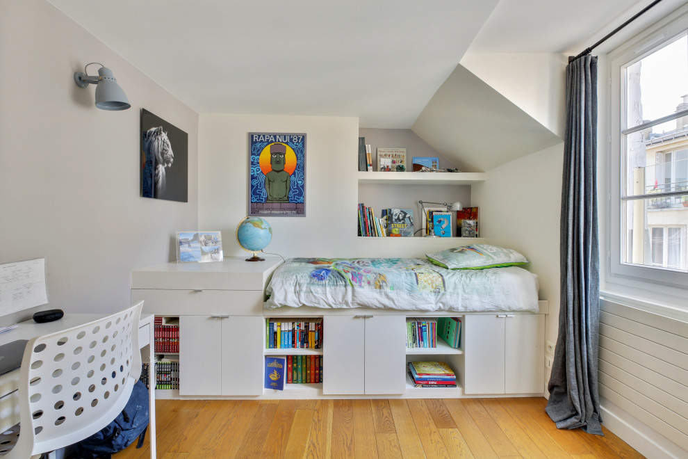 Foto di una cameretta per bambini minimal con pareti grigie, pavimento in legno massello medio e pavimento marrone