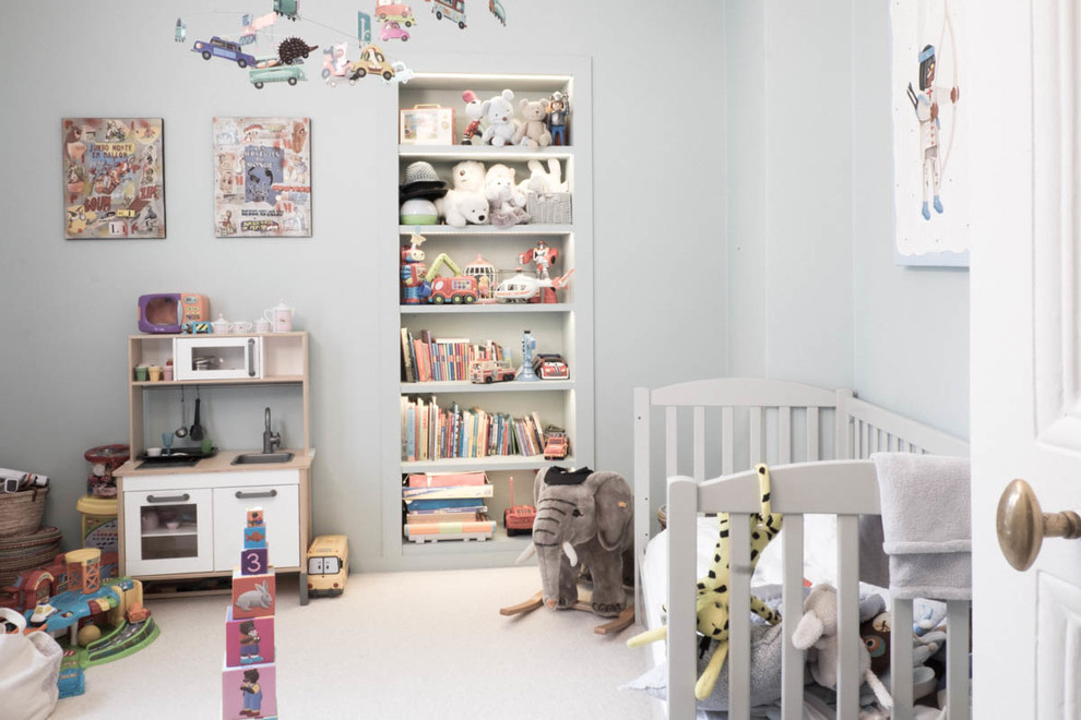 На фото: детская с игровой среднего размера в современном стиле с синими стенами и ковровым покрытием для ребенка от 1 до 3 лет, мальчика с