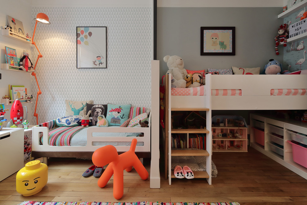 Modelo de dormitorio infantil de 4 a 10 años actual de tamaño medio con paredes grises y suelo de madera clara