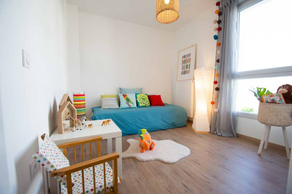 Idee per una piccola cameretta per bambini da 1 a 3 anni scandinava con pareti bianche, pavimento in legno massello medio e pavimento marrone