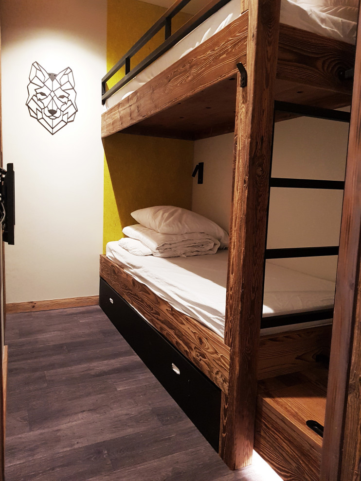 Kleines, Neutrales Uriges Kinderzimmer mit Schlafplatz, beiger Wandfarbe, Teppichboden und schwarzem Boden in Grenoble