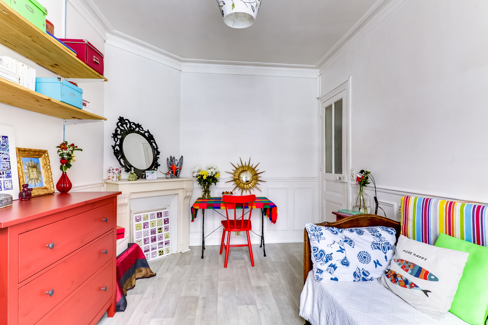 Idéer för att renovera ett eklektiskt könsneutralt barnrum kombinerat med sovrum och för 4-10-åringar, med vita väggar, ljust trägolv och grått golv