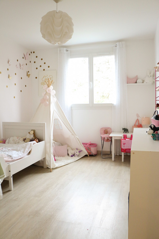 Пример оригинального дизайна: детская в скандинавском стиле с спальным местом, белыми стенами и светлым паркетным полом для ребенка от 4 до 10 лет, девочки