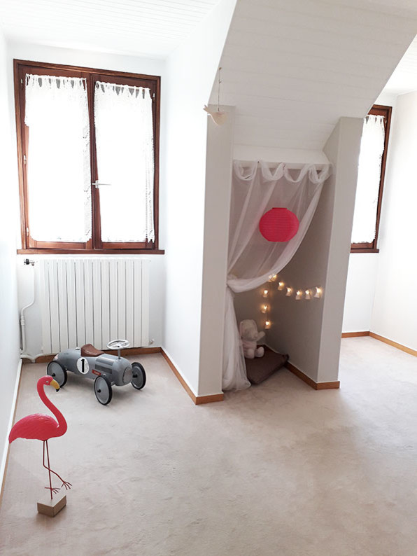 Großes Retro Mädchenzimmer mit Schlafplatz, beiger Wandfarbe, Teppichboden und beigem Boden in Paris