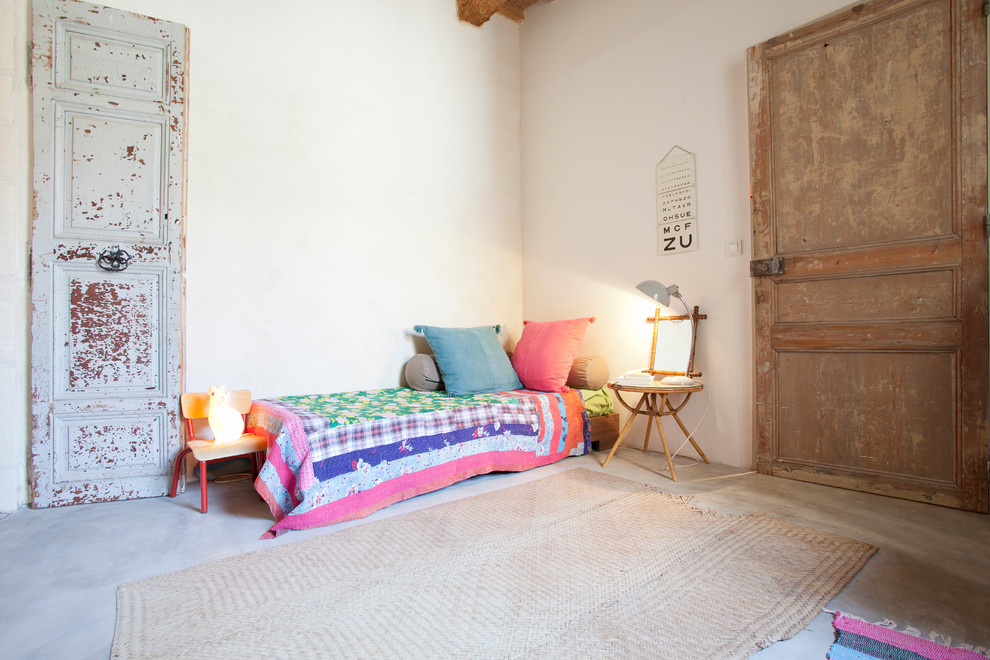 Großes Eklektisches Mädchenzimmer mit Schlafplatz, weißer Wandfarbe und Betonboden in Marseille