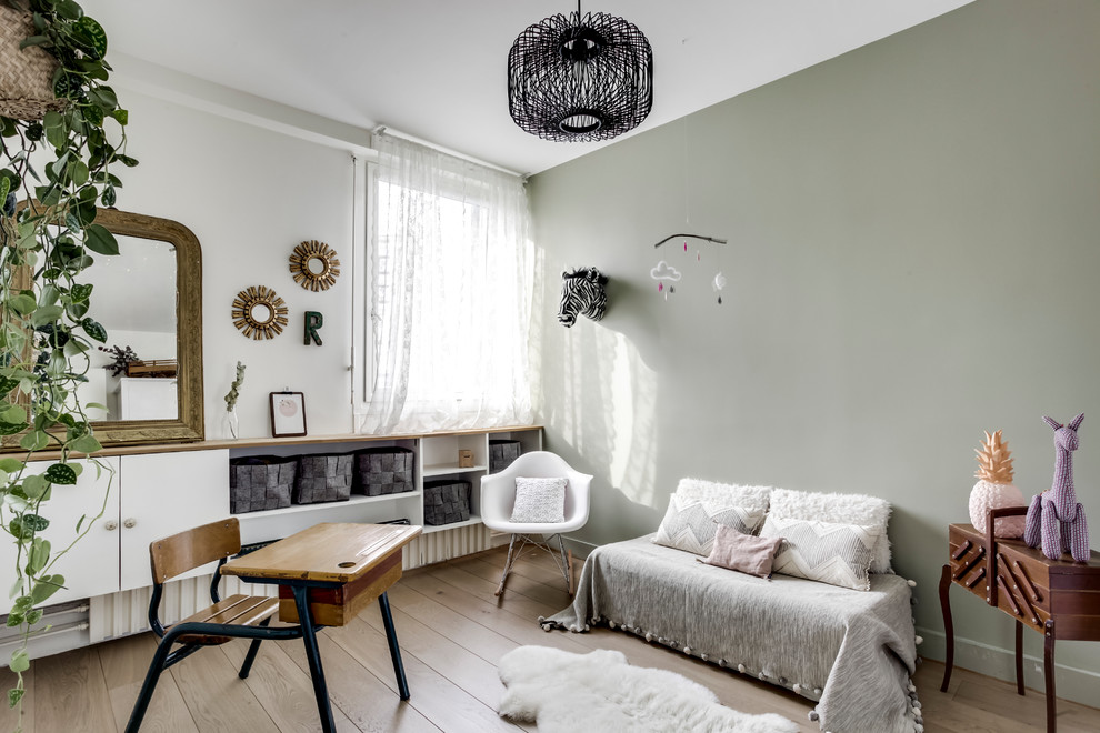 Idées déco pour une chambre d'enfant scandinave avec un mur vert, parquet clair et un sol beige.