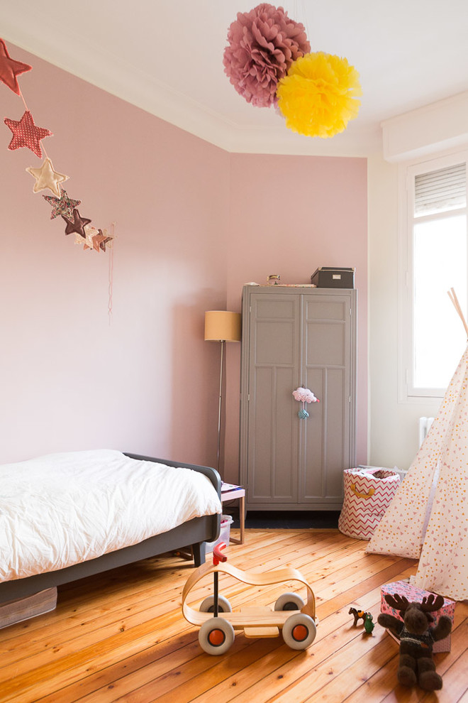 На фото: детская в классическом стиле с розовыми стенами с