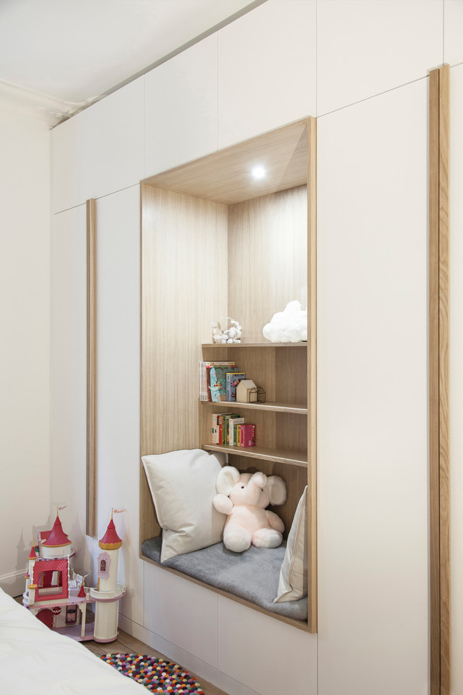 Photo of a scandi kids' bedroom for girls in Paris with white walls.