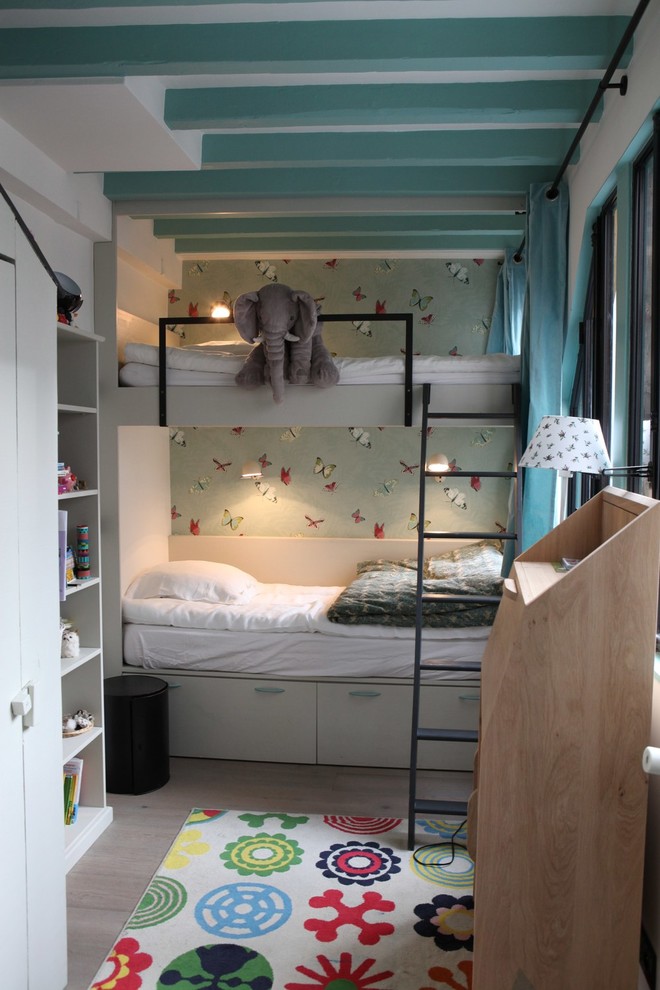 Свежая идея для дизайна: маленькая нейтральная детская в современном стиле с спальным местом, разноцветными стенами и светлым паркетным полом для на участке и в саду, ребенка от 4 до 10 лет, двоих детей - отличное фото интерьера