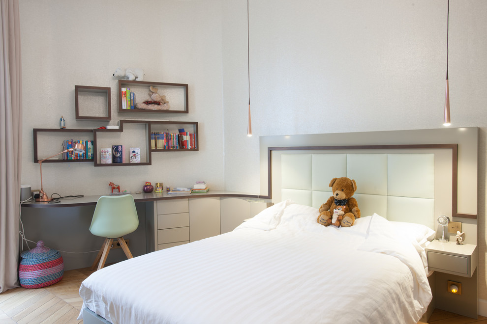 Ejemplo de dormitorio infantil contemporáneo de tamaño medio con suelo de madera en tonos medios