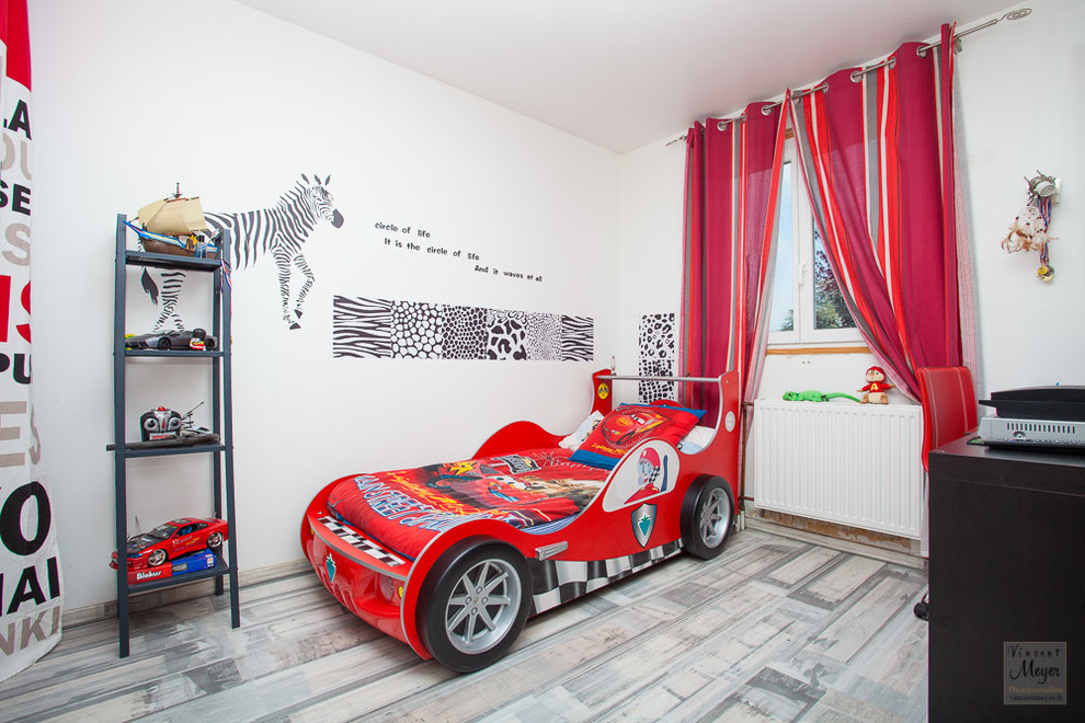 Modelo de dormitorio infantil de 4 a 10 años moderno de tamaño medio con paredes blancas y suelo vinílico