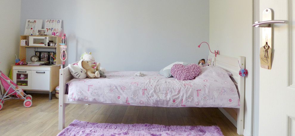 Idées déco pour une chambre d'enfant de 4 à 10 ans contemporaine de taille moyenne avec un mur gris, parquet clair et un sol marron.