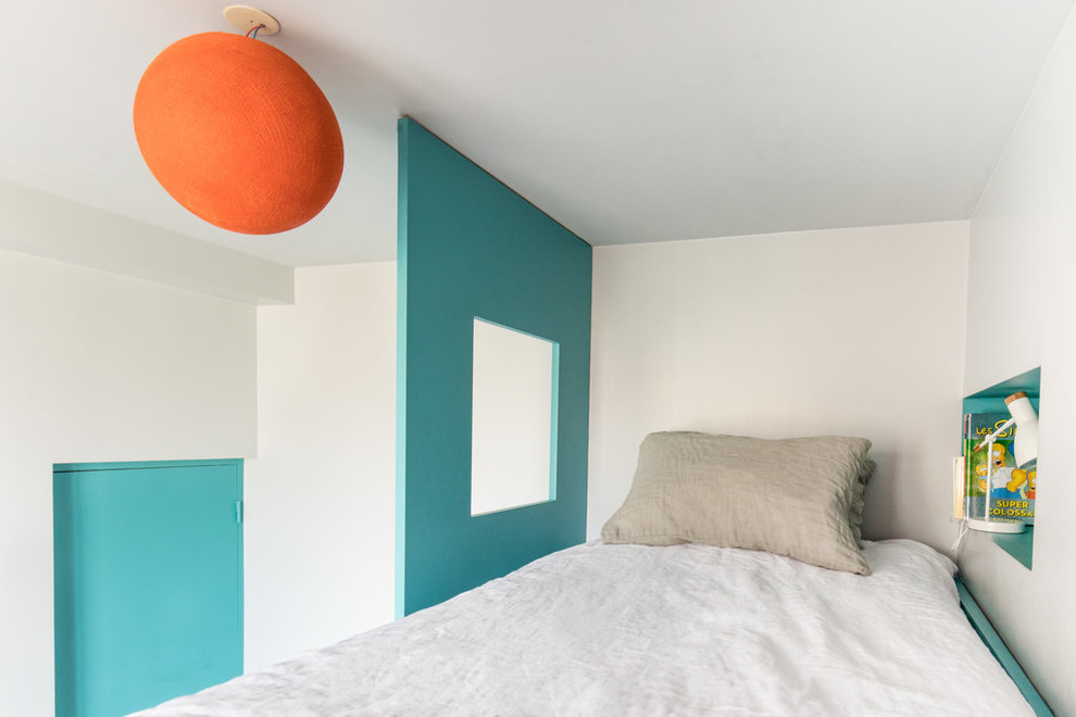 Exemple d'une petite chambre d'enfant tendance avec un mur bleu et parquet clair.