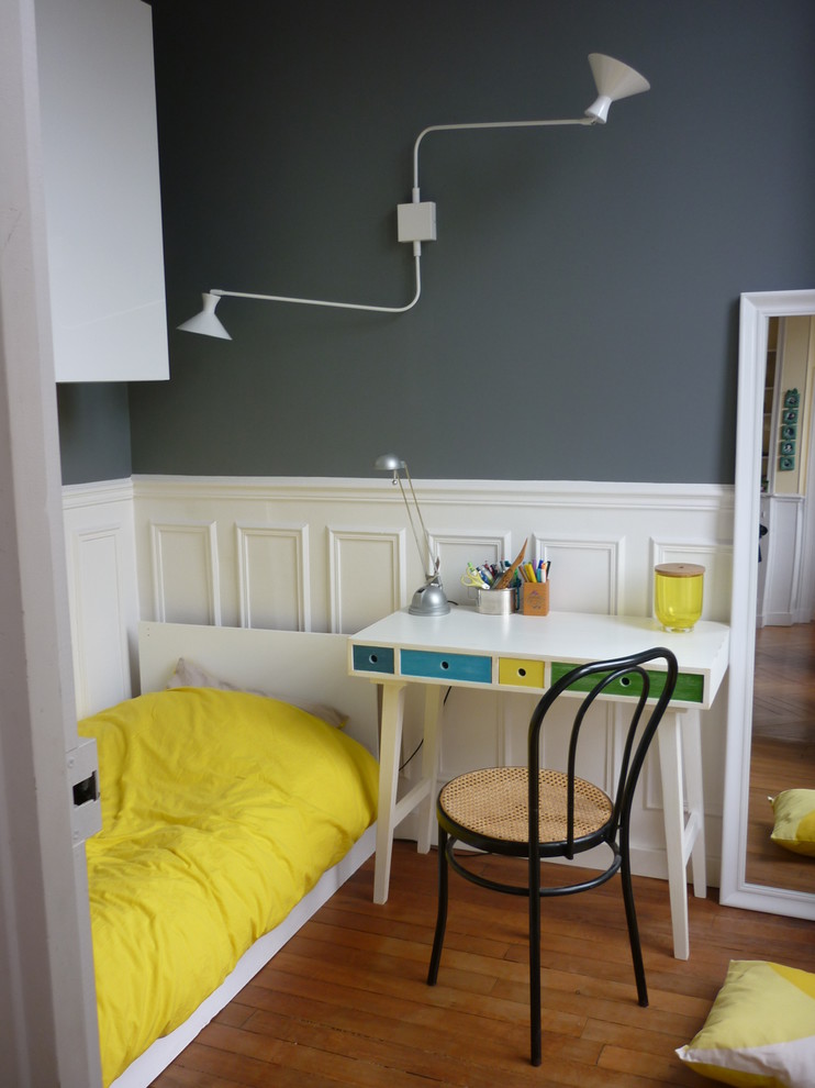 Modelo de habitación de niño de 4 a 10 años actual de tamaño medio con escritorio, paredes azules y suelo de madera en tonos medios