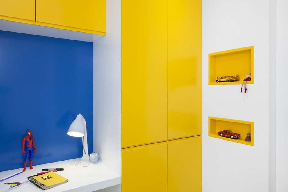 Idee per una cameretta per bambini da 4 a 10 anni minimal di medie dimensioni con pareti blu, pavimento in legno verniciato e pavimento multicolore