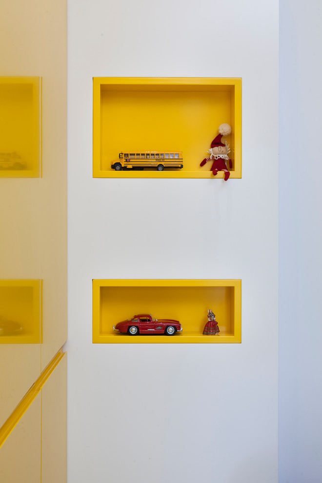 Imagen de habitación de niño de 4 a 10 años contemporánea de tamaño medio con escritorio, paredes azules, suelo de madera pintada y suelo multicolor