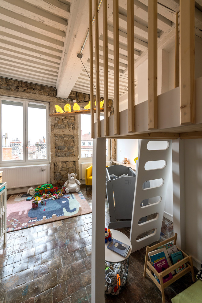 Inspiration för moderna könsneutrala barnrum, med vita väggar och klinkergolv i terrakotta