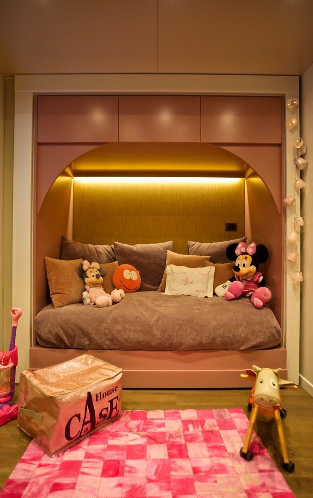Свежая идея для дизайна: детская среднего размера в современном стиле с спальным местом и бежевыми стенами для ребенка от 1 до 3 лет, девочки - отличное фото интерьера