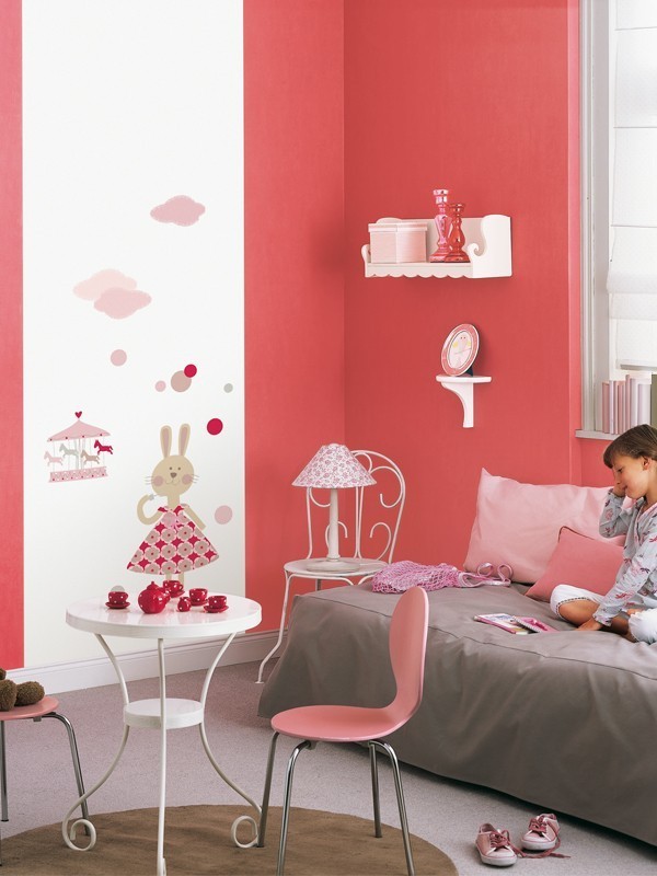 Idéer för ett mellanstort modernt flickrum kombinerat med sovrum och för 4-10-åringar, med rosa väggar