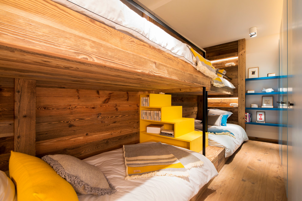Diseño de dormitorio infantil de 4 a 10 años rústico de tamaño medio con paredes blancas y suelo de madera en tonos medios