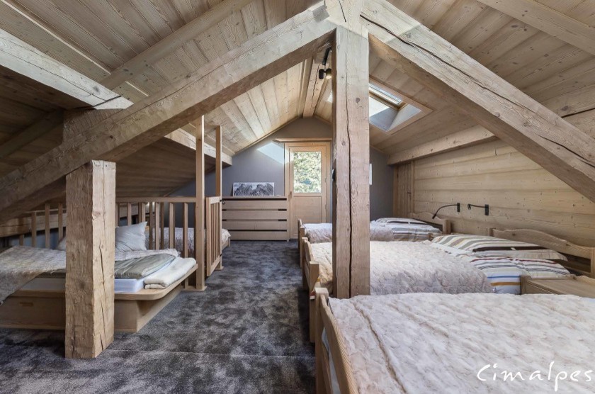 Imagen de dormitorio infantil rústico extra grande con paredes grises, moqueta y suelo gris