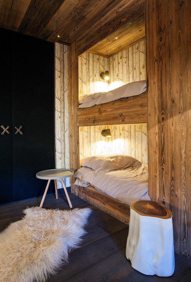 Inredning av ett rustikt mellanstort könsneutralt tonårsrum kombinerat med sovrum, med mörkt trägolv