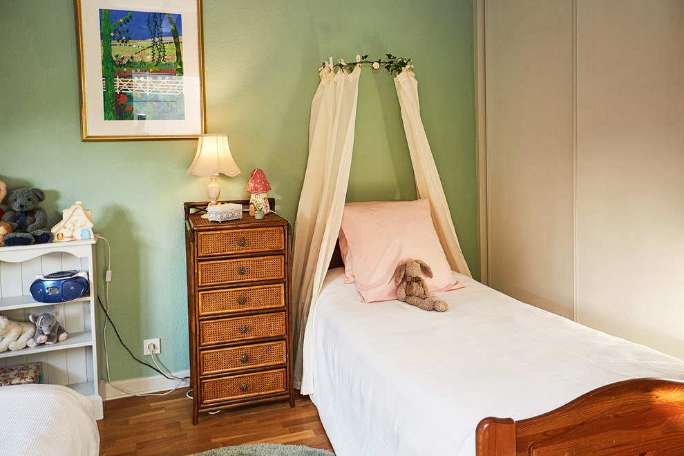 Kleines Shabby-Chic Mädchenzimmer mit Schlafplatz, bunten Wänden, braunem Holzboden und braunem Boden in Sonstige