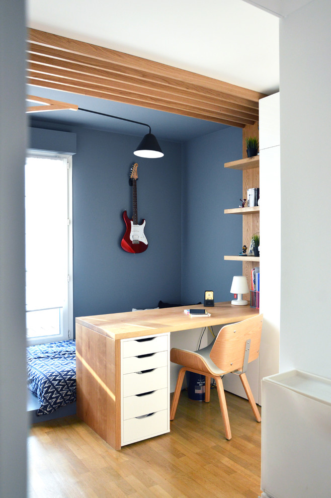 Ejemplo de dormitorio infantil contemporáneo pequeño con suelo de madera clara, paredes azules y suelo marrón