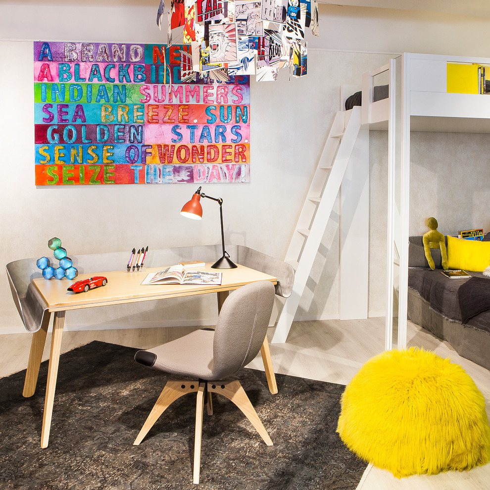 Idée de décoration pour une chambre d'enfant design de taille moyenne avec un bureau, un mur blanc et parquet clair.
