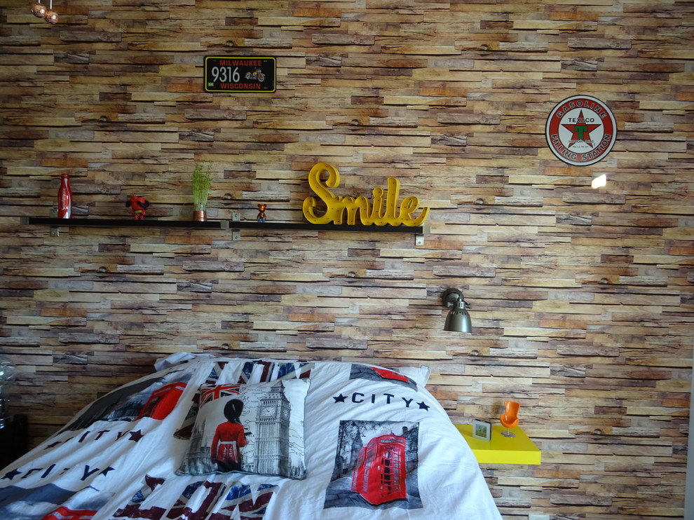 Esempio di una piccola cameretta per bambini industriale con pareti beige, pavimento in linoleum e pavimento grigio