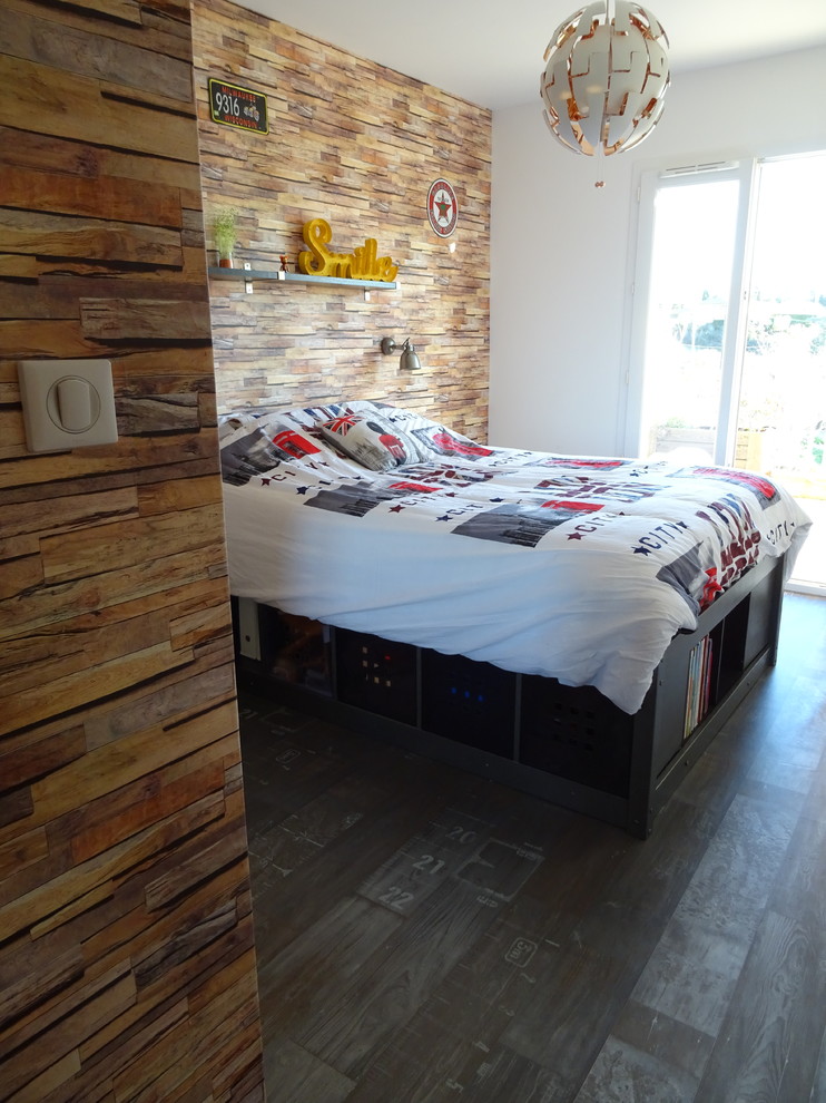 Imagen de dormitorio infantil urbano pequeño con paredes beige, suelo de linóleo y suelo gris