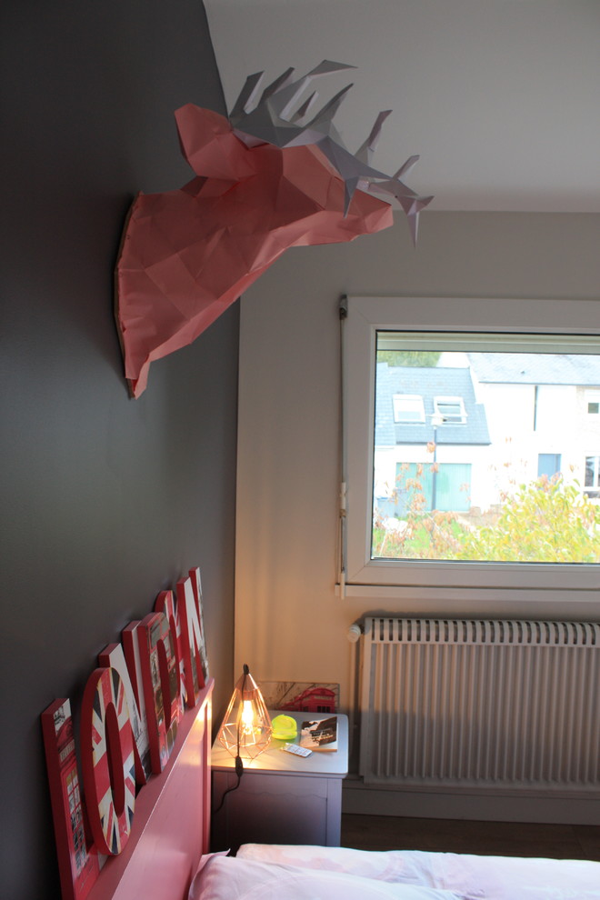 Ejemplo de dormitorio infantil minimalista de tamaño medio con paredes púrpuras y suelo laminado