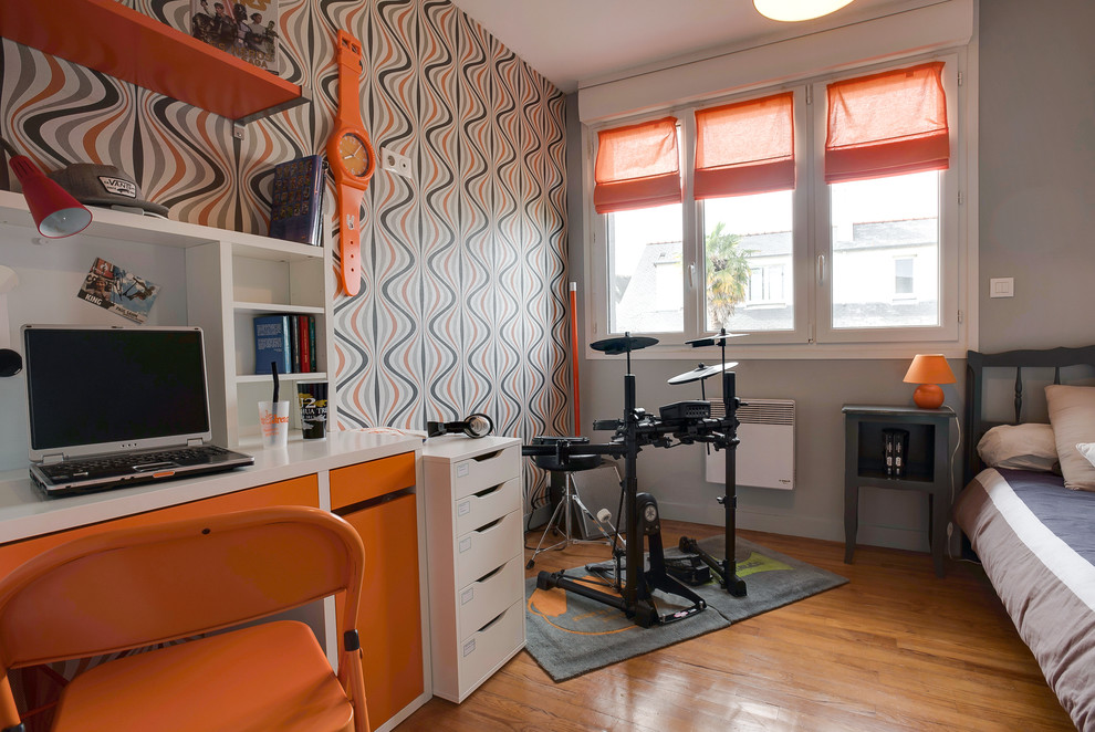 Kleines Modernes Kinderzimmer mit Schlafplatz, grauer Wandfarbe und braunem Holzboden in Brest
