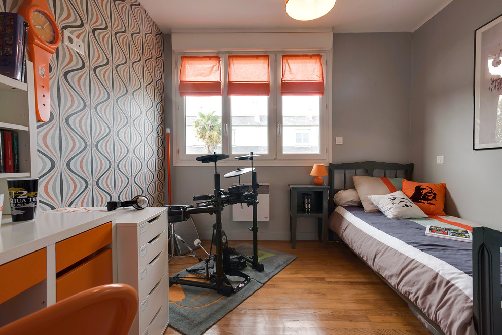 Ejemplo de dormitorio infantil contemporáneo pequeño con paredes grises y suelo de madera en tonos medios
