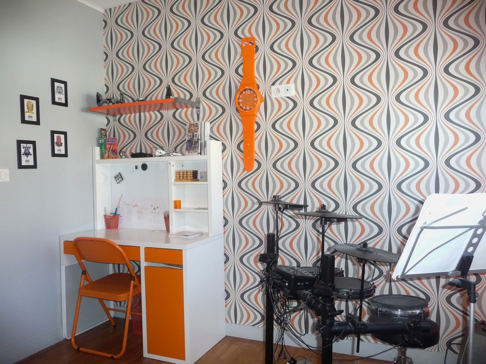 Aménagement d'une petite chambre d'enfant contemporaine avec un bureau, un mur gris et un sol en bois brun.