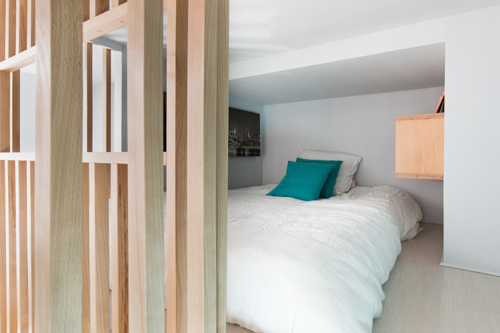 Kleines, Neutrales Modernes Jugendzimmer mit Schlafplatz, blauer Wandfarbe, hellem Holzboden und beigem Boden in Paris