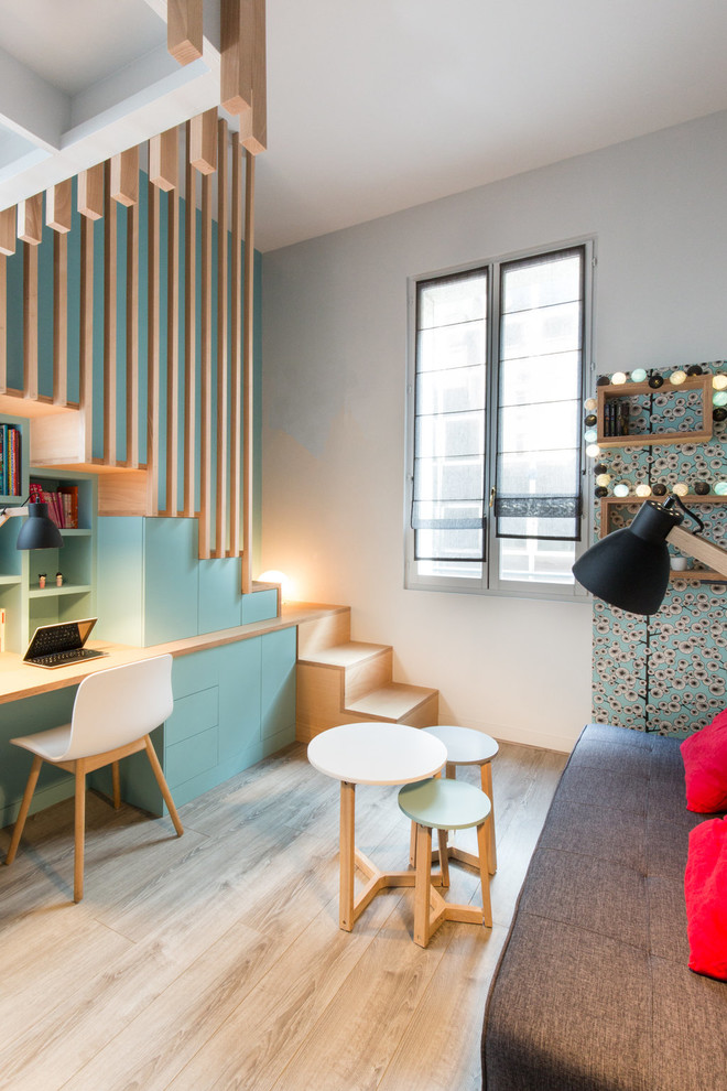 Kleines, Neutrales Modernes Jugendzimmer mit Arbeitsecke, grauer Wandfarbe, hellem Holzboden und beigem Boden in Paris