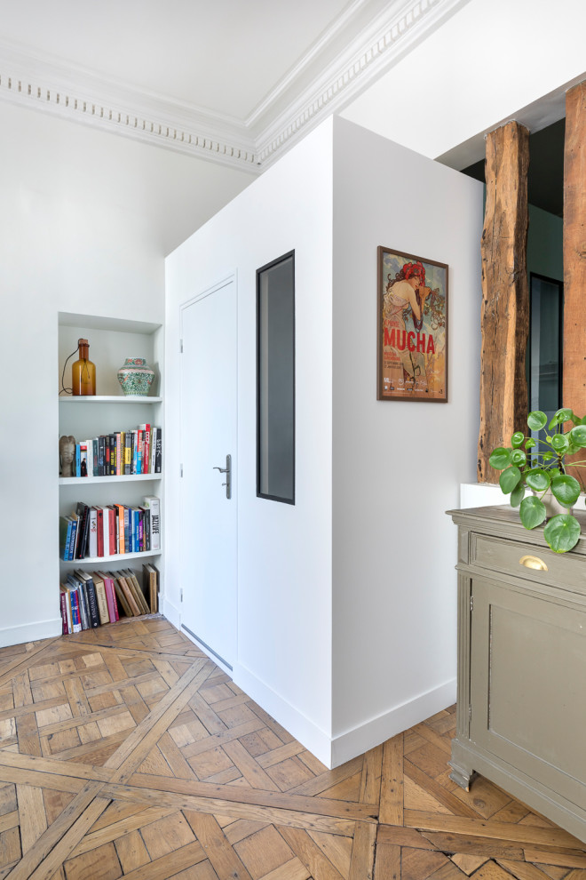 Imagen de habitación infantil unisex contemporánea pequeña con paredes beige, moqueta y suelo beige