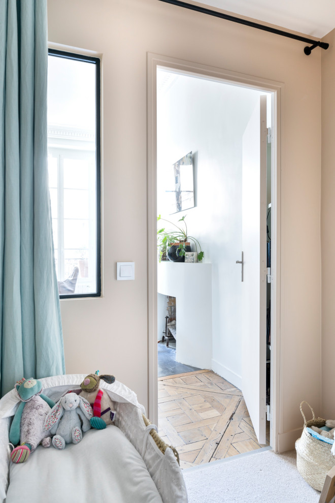 Cette image montre une petite chambre neutre design avec un mur beige, moquette et un sol beige.