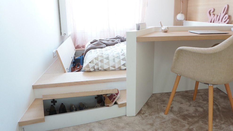 Immagine di una piccola cameretta per bambini moderna con pareti bianche, moquette e pavimento marrone