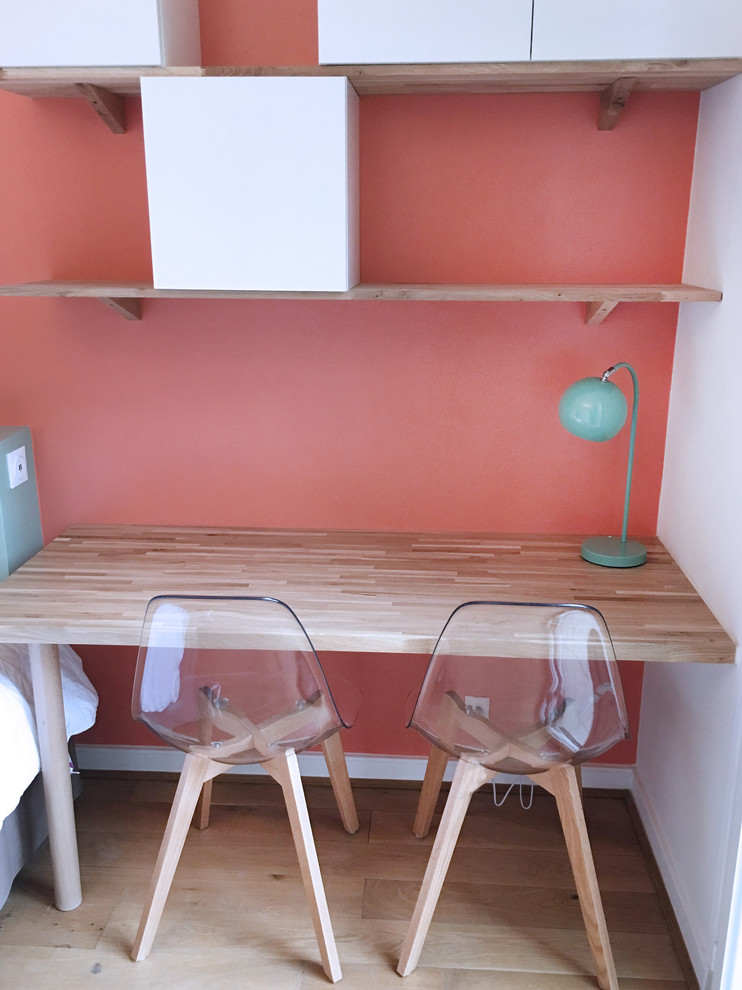 Idéer för ett mellanstort modernt barnrum kombinerat med sovrum, med rosa väggar, ljust trägolv och brunt golv